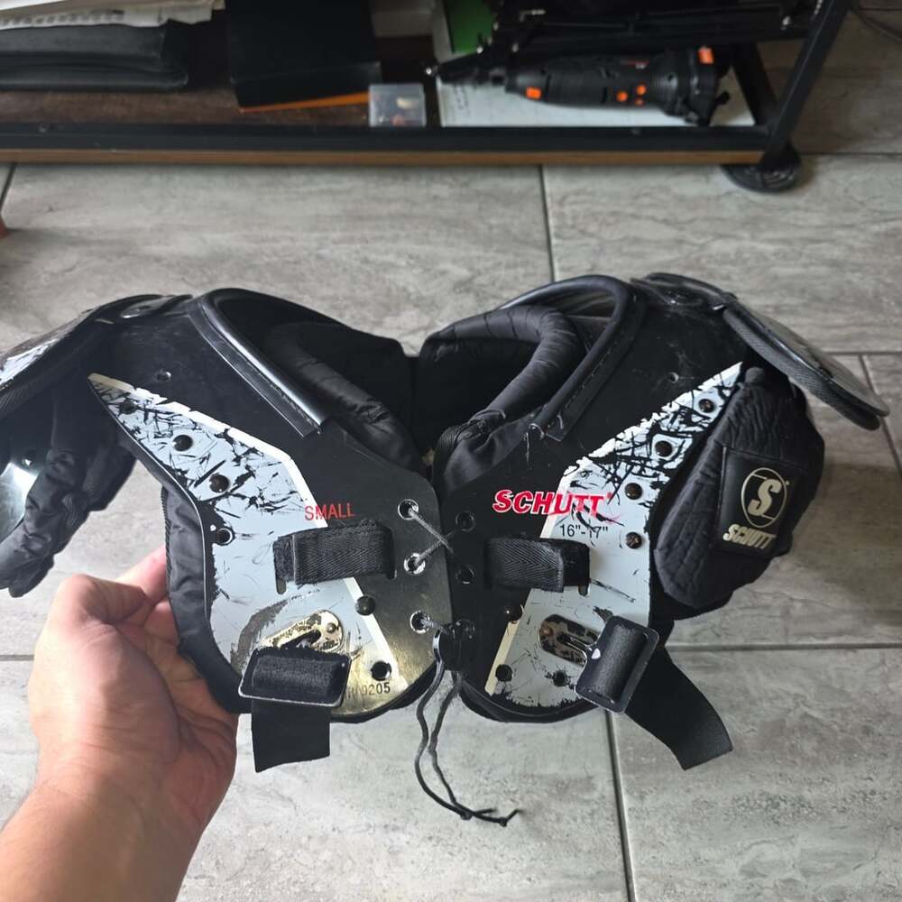 Schutt Football Shoulder Pads Size Adult Small 16"-17" QB WR Pads Black